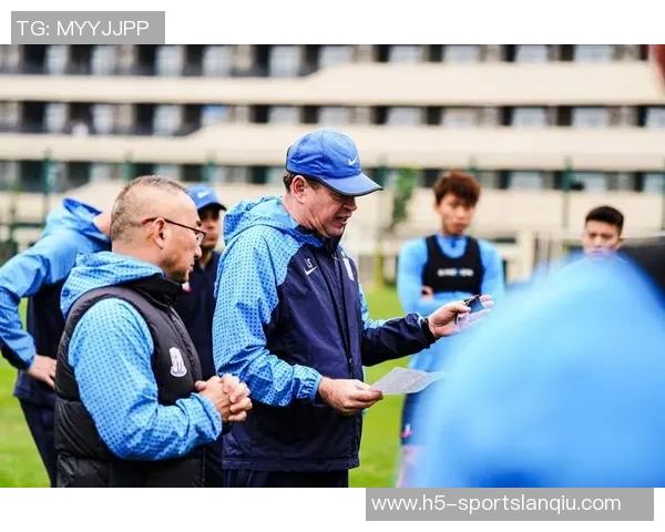 拉米罗首次公开带队训练分组对抗战术布局引关注 拉米罗首次公开带队训练分组对抗战术布局引关注